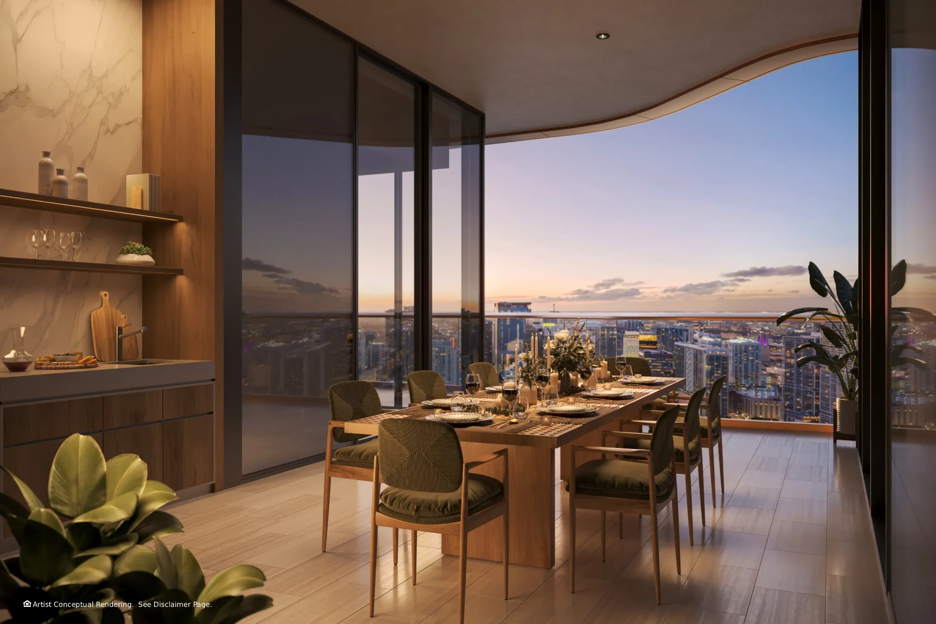 Comedor exterior de una residencia de la Torre Sur al anochecer, con mesa puesta y vistas al skyline iluminado