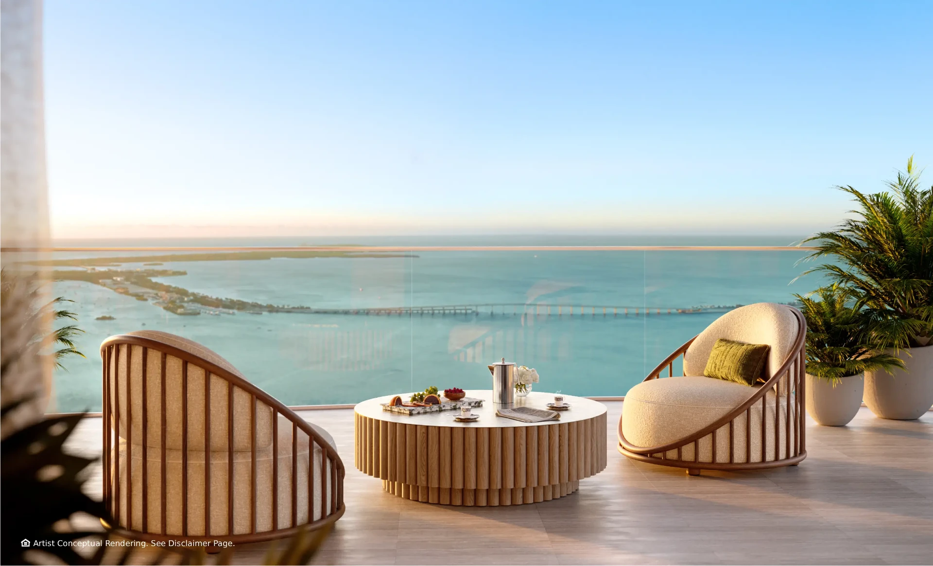 Terraza privada de una residencia de la Torre Sur, con sillones y mesa de servicio frente a la bahía