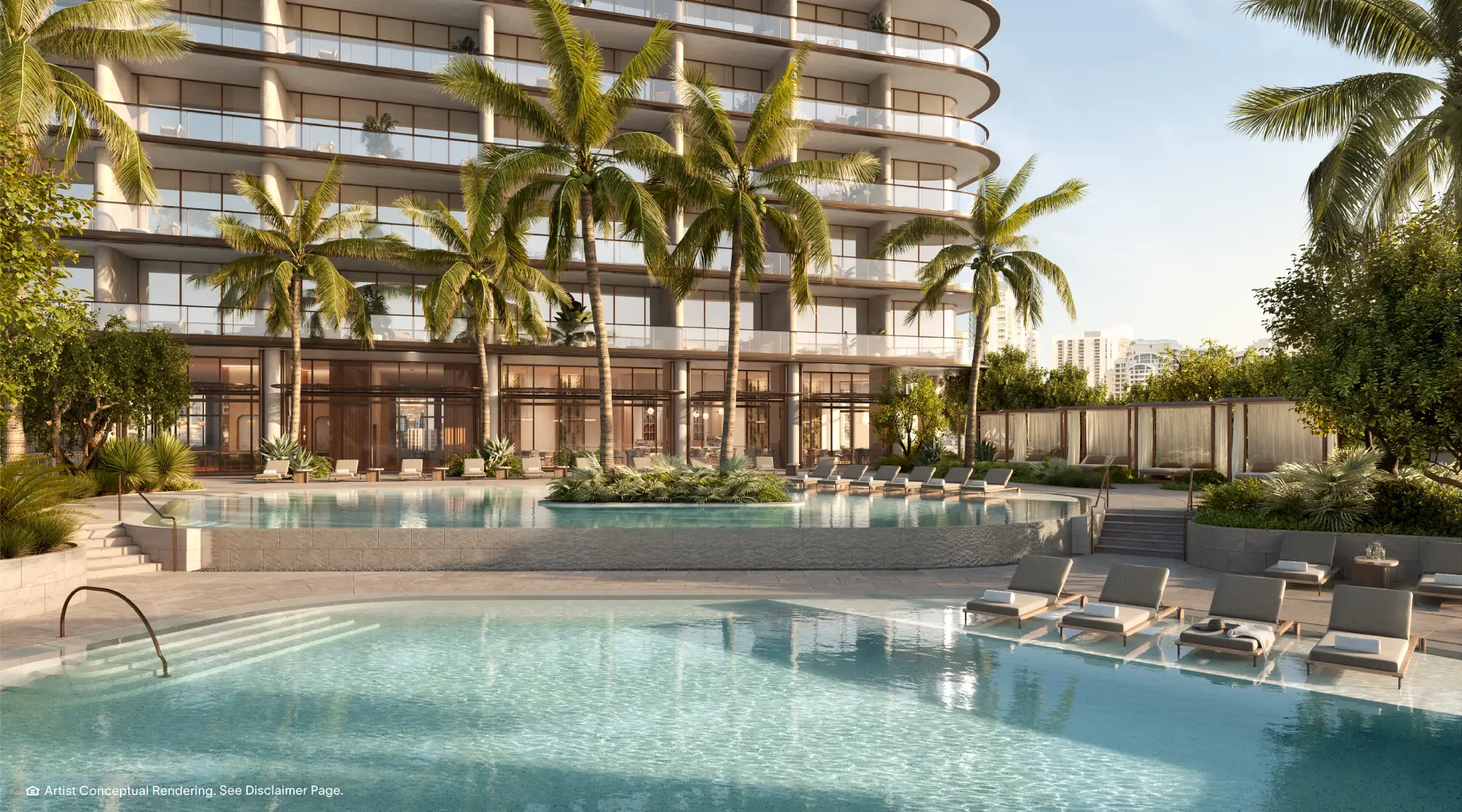 Piscina principal del resort de la Torre Norte, con tumbonas y palmeras frente a la fachada residencial